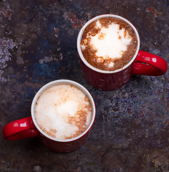 Dos tazas de café para los amantes se preparan para el café de la mañana con espacio en blanco copia —  Fotos de Stock