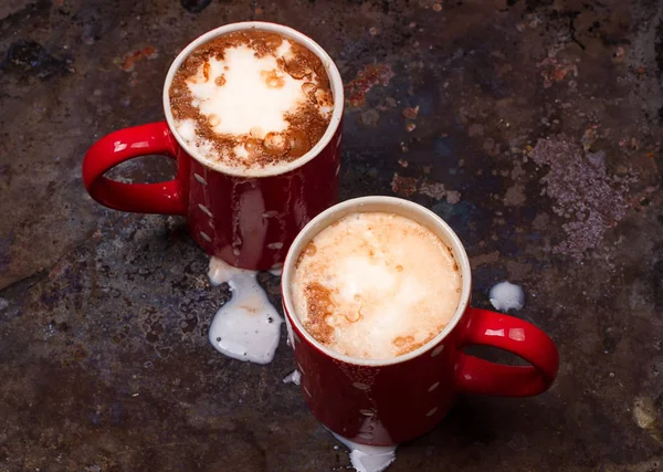 İki kahve fincanı için aşık kopya boş alanı ile sabah kahve hazırlamak