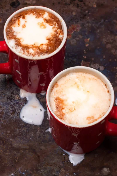 Due tazze di caffè per gli amanti si preparano per il caffè del mattino con spazio vuoto copia — Foto Stock