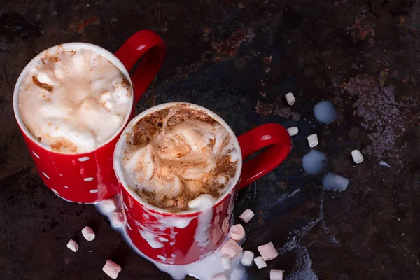 Zwei Kaffeetassen für Liebhaber bereiten für den Morgenkaffee mit Kopierplatz vor — Stockfoto