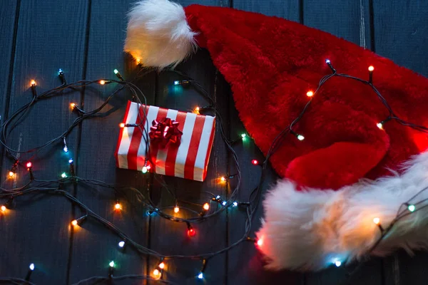 サンタ クロースの帽子、装飾とモミの木の枝 — ストック写真