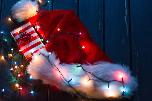 Santa claus şapka, köknar ağacı dalı bezemeli