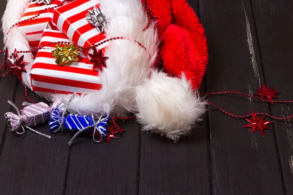 Julklappar i en jultomten hatt — Stockfoto
