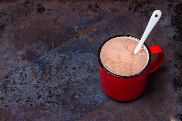 Taş masada sıcak çikolata