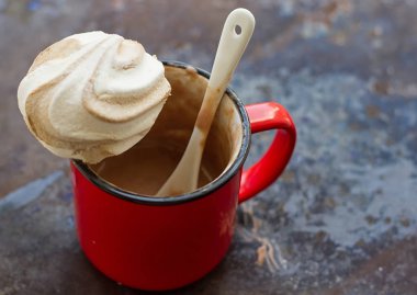 Kapuçino ve çikolata şekerleme