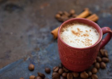 Tarçın çubuklu sıcak çikolata