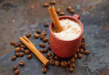 Tarçın çubuklu sıcak çikolata