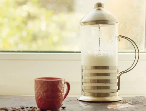 Französische Presse mit geschlagener Milch — Stockfoto