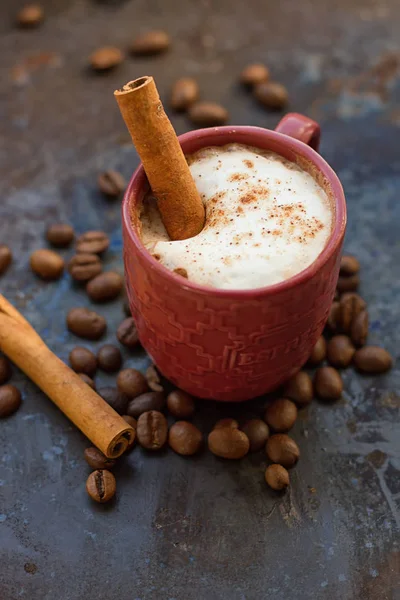 Varm choklad med kanelstång — Stockfoto