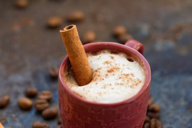 Tarçın çubuklu sıcak çikolata