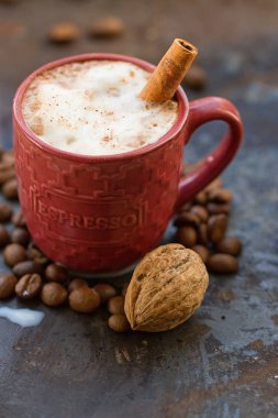 Tarçın çubuklu sıcak çikolata