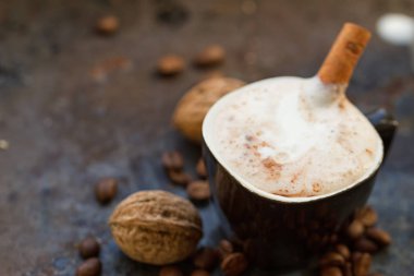 Tarçın çubuklu sıcak çikolata