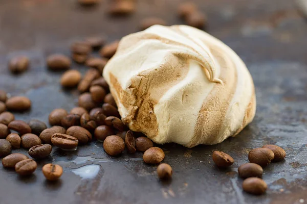 Un marshmallow e chicchi di caffè — Foto Stock