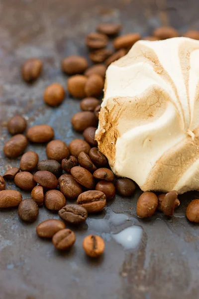 Egy marshmallow és szemes kávé — Stock Fotó