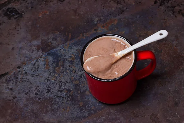 Chocolate quente em caneca vermelha — Fotografia de Stock