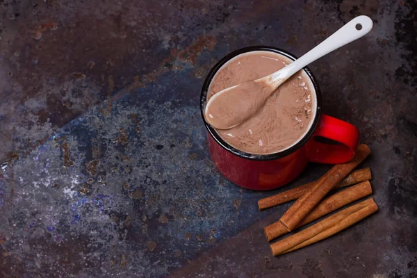 Taza vintage de chocolate caliente con palitos de canela — Foto de Stock