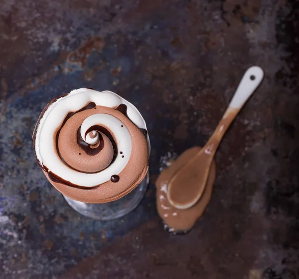 Corne de gaufre avec crème glacée au chocolat et crème glacée fondue — Photo