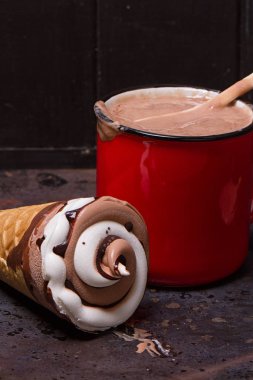 Gofret boynuz çikolatalı dondurma ve erimiş dondurma ile