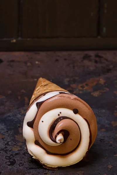 Cono gelato alla vaniglia con cioccolato — Foto Stock