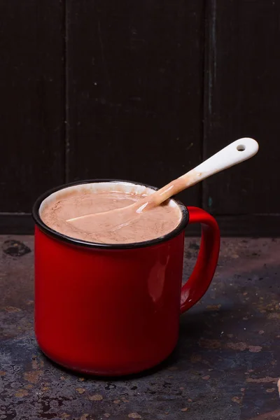 Chocolate quente em caneca vermelha — Fotografia de Stock