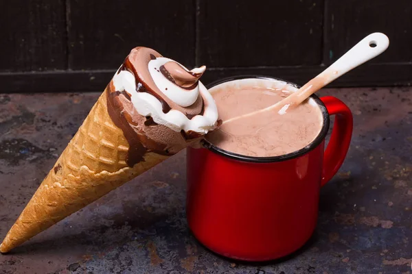 Chifre de bolacha com sorvete de chocolate e sorvete derretido — Fotografia de Stock