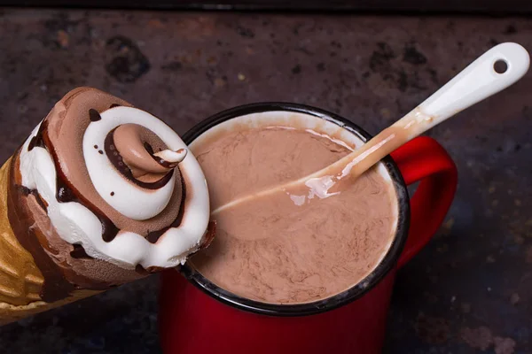 Waffelhorn mit Schokoladeneis und geschmolzenem Eis — Stockfoto
