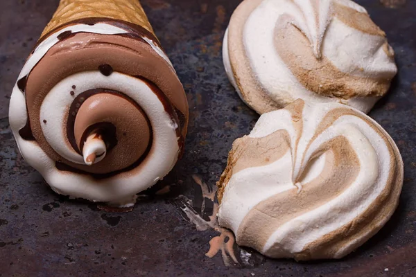 Helado en una taza de gofre y zephyr — Foto de Stock