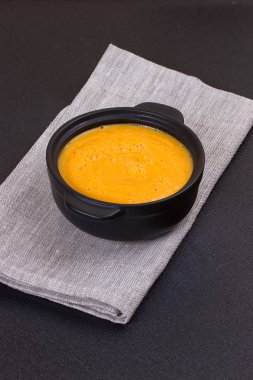 Krem ve maydanoz ile kabak ve havuç çorbası