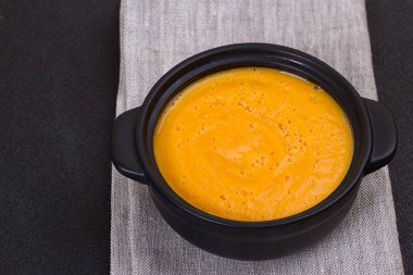 Krem ve maydanoz ile kabak ve havuç çorbası