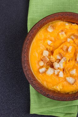 Krem ve maydanoz ile kabak ve havuç çorbası