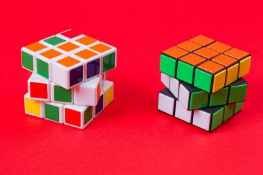 Kiev, Ukrayna - 20 Eylül 2017: Rubik küpü pembe. Macarca tarafından icat Rubik küpü mimar Erno Rubik 1974 yılında