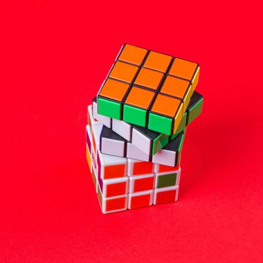 Kiev, Ukrayna - 20 Eylül 2017: Rubik küpü pembe. Macarca tarafından icat Rubik küpü mimar Erno Rubik 1974 yılında