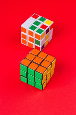 Kiev, Ukrayna - 20 Eylül 2017: Rubik küpü pembe. Macarca tarafından icat Rubik küpü mimar Erno Rubik 1974 yılında