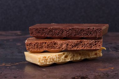 farklı tür gözenekli çikolata parçaları yığını