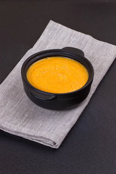 Krem ve maydanoz ile kabak ve havuç çorbası