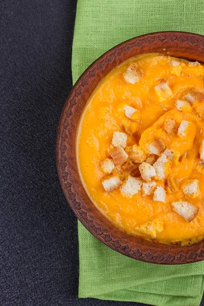 Krem ve maydanoz ile kabak ve havuç çorbası