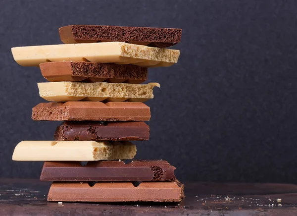 Pila de diferentes tipos de trozos de chocolate poroso — Foto de Stock