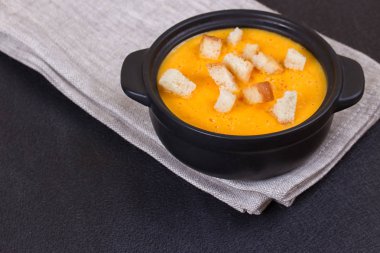 Krem ve maydanoz ile kabak ve havuç çorbası