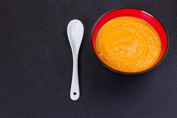 Krem ve maydanoz ile kabak ve havuç çorbası