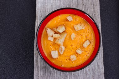 Krem ve maydanoz ile kabak ve havuç çorbası