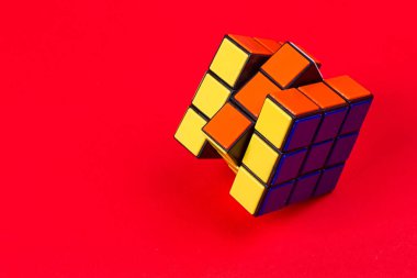 Kiev, Ukrayna - 20 Eylül 2017: Rubik küpü pembe. Macarca tarafından icat Rubik küpü mimar Erno Rubik 1974 yılında