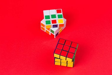 Kiev, Ukrayna - 20 Eylül 2017: Rubik küpü pembe. Macarca tarafından icat Rubik küpü mimar Erno Rubik 1974 yılında