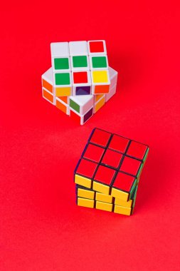 Kiev, Ukrayna - 20 Eylül 2017: Rubik küpü pembe. Macarca tarafından icat Rubik küpü mimar Erno Rubik 1974 yılında