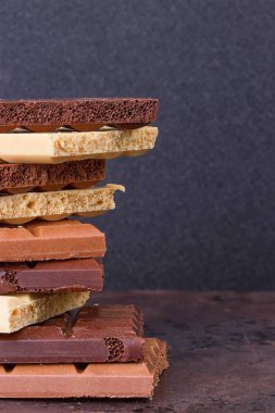 farklı tür gözenekli çikolata parçaları yığını