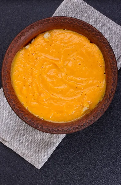 Sopa de calabaza y zanahoria con crema y perejil sobre fondo de madera oscura Vista superior Copiar espacio — Foto de Stock