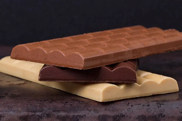 Pila de diferentes tipos de trozos de chocolate poroso —  Fotos de Stock
