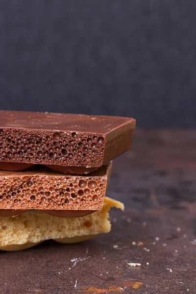 farklı tür gözenekli çikolata parçaları yığını