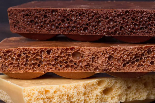 Стопка различных видов пористых шоколадных кусочков — стоковое фото