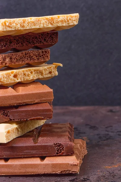 Pila de diferentes tipos de trozos de chocolate poroso — Foto de Stock