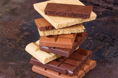 süt, koyu ve beyaz çikolata bar